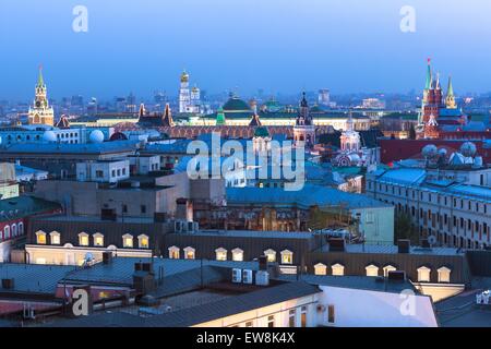 Crépuscule sur le centre de Moscou avec de beaux ensemble Kremlin, Moscou, Russie. Banque D'Images