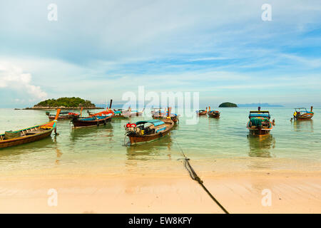 Bateaux traditionnels thaïlandais sur la plage, Koh Lipe, Thaïlande. Banque D'Images