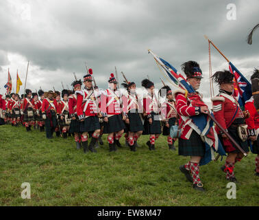 Les Lions Mound, Waterloo, Belgique. 20 Juin, 2015. Wellington's alliés de l'armée rassemble pour une reconstitution matin service commémoratif. Credit : Malcolm Park editorial/Alamy Live News Banque D'Images