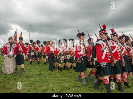 Les Lions Mound, Waterloo, Belgique. 20 Juin, 2015. Wellington's alliés de l'armée rassemble pour une reconstitution matin service commémoratif. Credit : Malcolm Park editorial/Alamy Live News Banque D'Images