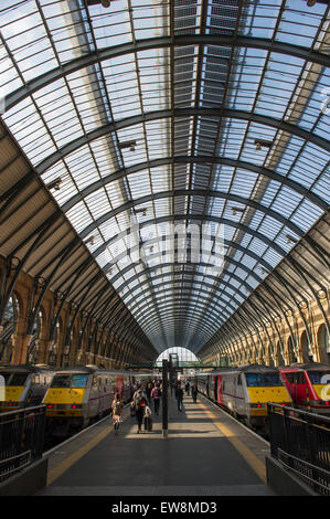 Attendent des trains départ à la gare de King's Cross de Londres en tant que passagers de sélection à partir de la plate-forme Banque D'Images