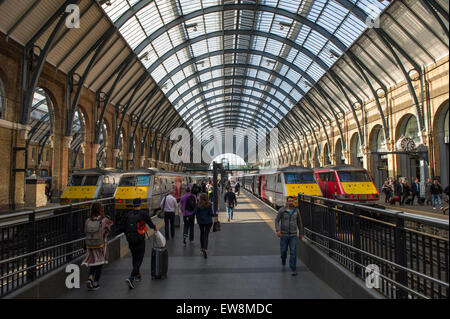 Attendent des trains départ à la gare de King's Cross de Londres en tant que passagers de sélection à partir de la plate-forme Banque D'Images