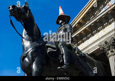 Statue du duc de Wellington avec cônes de circulation à l'extérieur Musée d'Art Moderne de Glasgow en Écosse avec un cône sur la tête de la circulation Banque D'Images