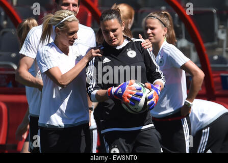 Ottawa, Canada. 19 Juin, 2015. Gardien de l'Allemagne Nadine Angerer (R) avec Lena Goeßling pendant une session de formation au stade Lansdowne à Ottawa, Canada, 19 juin 2015. Photo : Carmen Jaspersen/dpa/Alamy Live News Banque D'Images