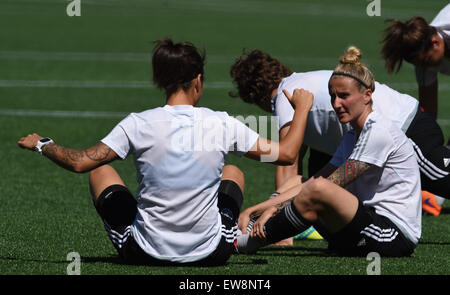 Ottawa, Canada. 19 Juin, 2015. L'Allemagne Dzsenifer Marozsan (L) et Anja Mittag s'asseoir sur le terrain au cours d'une session de formation au stade Lansdowne à Ottawa, Canada, 19 juin 2015. Photo : Carmen Jaspersen/dpa/Alamy Live News Banque D'Images