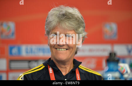 Ottawa, Canada. 19 Juin, 2015. L'entraîneur-chef de la Suède Pia Sundhage rires lors d'une conférence de presse à la stade Lansdowne durant la Coupe du Monde féminine de la fifa, à Ottawa, Canada, 19 juin 2015. Photo : Carmen Jaspersen/dpa/Alamy Live News Banque D'Images