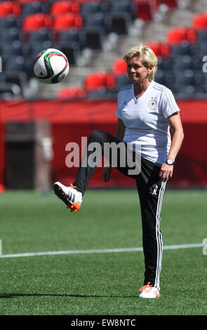 Ottawa, Canada. 19 Juin, 2015. L'entraîneur-chef de l'Allemagne Silvia Neid avec le ballon pendant une session de formation au stade Lansdowne à Ottawa, Canada, 19 juin 2015. Photo : Carmen Jaspersen/dpa/Alamy Live News Banque D'Images