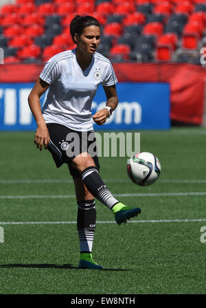 Ottawa, Canada. 19 Juin, 2015. L'Allemagne Dzsenifer Marozsan frappe la balle au cours d'une séance de formation à l'stade Lansdowne à Ottawa, Canada, 19 juin 2015. Photo : Carmen Jaspersen/dpa/Alamy Live News Banque D'Images