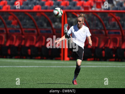 Ottawa, Canada. 19 Juin, 2015. Simone Laudehr l'Allemagne lance le ballon pendant une session de formation au stade Lansdowne à Ottawa, Canada, 19 juin 2015. Photo : Carmen Jaspersen/dpa/Alamy Live News Banque D'Images