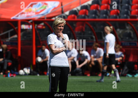 Ottawa, Canada. 19 Juin, 2015. L'entraîneur-chef de l'Allemagne Silvia Neid regarde pendant une session de formation au stade Lansdowne à Ottawa, Canada, 19 juin 2015. Photo : Carmen Jaspersen/dpa/Alamy Live News Banque D'Images