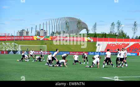 Ottawa, Canada. 19 Juin, 2015. Les membres de l'équipe d'Allemagne qui s'étend sur le terrain au cours d'une session de formation au stade Lansdowne à Ottawa, Canada, 19 juin 2015. Photo : Carmen Jaspersen/dpa/Alamy Live News Banque D'Images