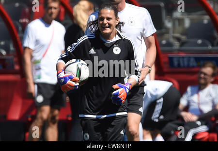 Ottawa, Canada. 19 Juin, 2015. Gardien de l'Allemagne Nadine Angerer rire pendant une séance de formation au stade Lansdowne à Ottawa, Canada, 19 juin 2015. Photo : Carmen Jaspersen/dpa/Alamy Live News Banque D'Images