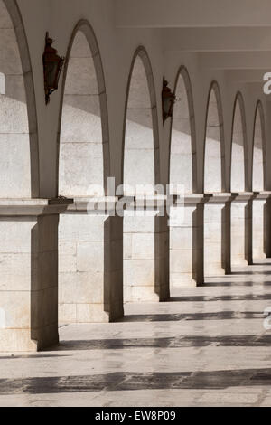 Vue sur la belle arcs dans la ville de Tavira, Portugal. Banque D'Images