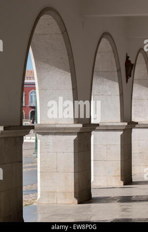 Vue sur la belle arcs dans la ville de Tavira, Portugal. Banque D'Images