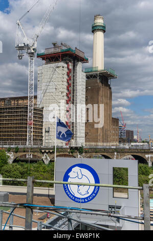 Battersea Power Station et le célèbre chien home développement Banque D'Images