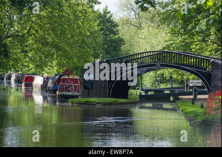 Péniches sur un canal à Oxford sur un jour d'été Banque D'Images