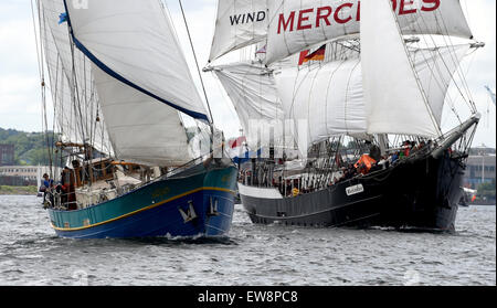 Kiel, Allemagne. 20 Juin, 2015. Les bateaux à voile traditionnelle sur l'estuaire de Kiel, Allemagne, 20 juin 2015. Le plus grand événement nautique ouvre officiellement ce soir. PHOTO : CARSTEN REHDER/DPA/Alamy Live News Banque D'Images