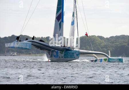 Kiel, Allemagne. 20 Juin, 2015. Le trimaran "usandam' dans la 'race' Bienvenue sur le site de l'estuaire de Kiel, Allemagne, 20 juin 2015. Le plus grand événement nautique ouvre officiellement ce soir. PHOTO : CARSTEN REHDER/DPA/Alamy Live News Banque D'Images