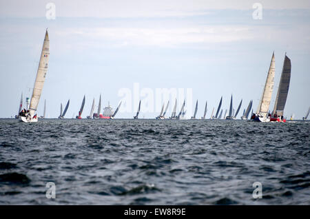 Kiel, Allemagne. 20 Juin, 2015. Racing yachts dans la 'race' Bienvenue sur le site de l'estuaire de Kiel, Allemagne, 20 juin 2015. Le plus grand événement nautique ouvre officiellement ce soir. PHOTO : CARSTEN REHDER/DPA/Alamy Live News Banque D'Images