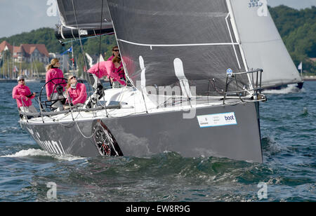 Kiel, Allemagne. 20 Juin, 2015. Un équipage féminin navigation dans la 'race' Bienvenue sur le site de l'estuaire de Kiel, Allemagne, 20 juin 2015. Le plus grand événement nautique ouvre officiellement ce soir. PHOTO : CARSTEN REHDER/DPA/Alamy Live News Banque D'Images