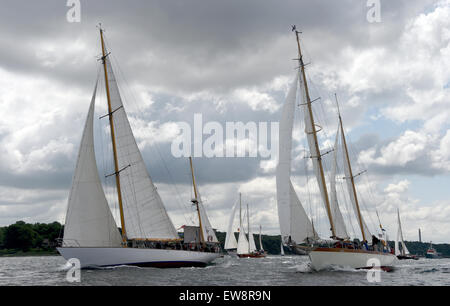 Kiel, Allemagne. 20 Juin, 2015. Yachts de course dans une régate sur l'estuaire de Kiel, Allemagne, 20 juin 2015. Le plus grand événement nautique ouvre officiellement ce soir. PHOTO : CARSTEN REHDER/DPA/Alamy Live News Banque D'Images