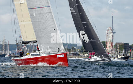 Kiel, Allemagne. 20 Juin, 2015. Racing yachts dans la 'race' Bienvenue sur le site de l'estuaire de Kiel, Allemagne, 20 juin 2015. Le plus grand événement nautique ouvre officiellement ce soir. PHOTO : CARSTEN REHDER/DPA/Alamy Live News Banque D'Images