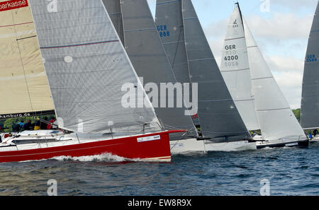 Kiel, Allemagne. 20 Juin, 2015. Racing yachts dans la 'race' Bienvenue sur le site de l'estuaire de Kiel, Allemagne, 20 juin 2015. Le plus grand événement nautique ouvre officiellement ce soir. PHOTO : CARSTEN REHDER/DPA/Alamy Live News Banque D'Images