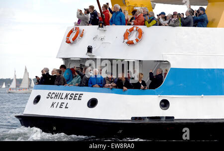 Kiel, Allemagne. 20 Juin, 2015. Les gens regardent les régates sur un ferry sur l'estuaire de Kiel, Allemagne, 20 juin 2015. Le plus grand événement nautique ouvre officiellement ce soir. PHOTO : CARSTEN REHDER/DPA/Alamy Live News Banque D'Images