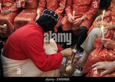 Pâques, l'archevêque orthodoxe syrienne Mar Malki Murad procède à la cérémonie du lavement des pieds le Jeudi Saint à l'orthodoxe syrienne la Église de Jérusalem Banque D'Images