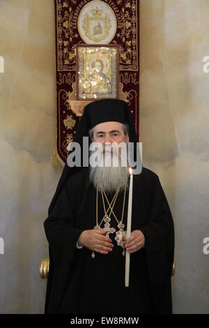 Pâques, le Patriarche orthodoxe grec de Jérusalem Théophile III à la salle du trône dans le Patriarcat grec orthodoxe, après la cérémonie de la Sainte Lumière Samedi Saint Banque D'Images