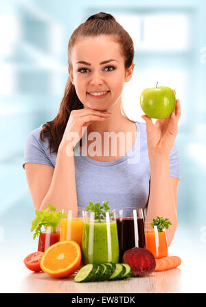 Jeune femme avec variété de jus de fruits et légumes. Régime alimentaire de désintoxication. Banque D'Images
