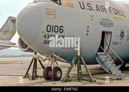 Usa. 30e Août, 2013. C-17 de l'USAF.Le C-17 effectue son premier vol le 15 septembre 1991, et le premier modèle de production a été livrée à Charleston Air Force Base, maintenant connu sous le nom de Joint Base Charleston, S.C., le 14 juin 1993. Le premier escadron de C-17, le 17e Escadron de transport aérien, a été déclaré opérationnel le 17 janvier 1995. L'Armée de l'air acheter initialement programmé 120 C-17s.Les prévisions budgétaires actuelles ont augmenté le nombre total d'aéronefs 223.Le C-17 est exploité par Air Mobility Command à TRAVIS AFB, Californie ; Dover AFB, Del. ; Joint Base Lewis-McChord, Washington ; Joint Base Charleston, S.C., et des articulations Banque D'Images