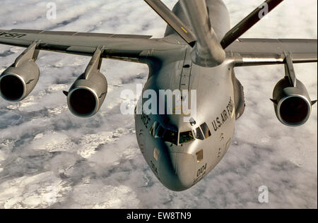 Usa. 30e Août, 2013. C-17 de l'USAF.Le C-17 effectue son premier vol le 15 septembre 1991, et le premier modèle de production a été livrée à Charleston Air Force Base, maintenant connu sous le nom de Joint Base Charleston, S.C., le 14 juin 1993. Le premier escadron de C-17, le 17e Escadron de transport aérien, a été déclaré opérationnel le 17 janvier 1995. L'Armée de l'air acheter initialement programmé 120 C-17s.Les prévisions budgétaires actuelles ont augmenté le nombre total d'aéronefs 223.Le C-17 est exploité par Air Mobility Command à TRAVIS AFB, Californie ; Dover AFB, Del. ; Joint Base Lewis-McChord, Washington ; Joint Base Charleston, S.C., et des articulations Banque D'Images