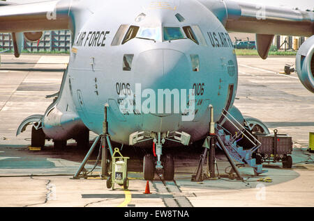 Usa. 30e Août, 2013. C-17 de l'USAF.Le C-17 effectue son premier vol le 15 septembre 1991, et le premier modèle de production a été livrée à Charleston Air Force Base, maintenant connu sous le nom de Joint Base Charleston, S.C., le 14 juin 1993. Le premier escadron de C-17, le 17e Escadron de transport aérien, a été déclaré opérationnel le 17 janvier 1995. L'Armée de l'air acheter initialement programmé 120 C-17s.Les prévisions budgétaires actuelles ont augmenté le nombre total d'aéronefs 223.Le C-17 est exploité par Air Mobility Command à TRAVIS AFB, Californie ; Dover AFB, Del. ; Joint Base Lewis-McChord, Washington ; Joint Base Charleston, S.C., et des articulations Banque D'Images