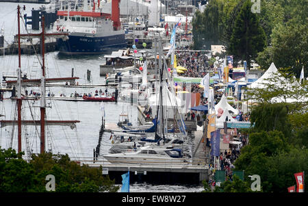 Kiel, Allemagne. 20 Juin, 2015. L'Kiellinie à Kiel, Allemagne, 20 juin 2015. Le plus grand événement nautique "Kieler Woche' ouvre officiellement ce soir. PHOTO : CARSTEN REHDER/DPA/Alamy Live News Banque D'Images