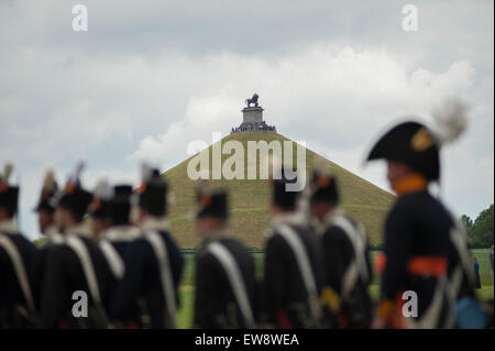 Les Lions Mound, Waterloo, Belgique. 20 Juin, 2015. Wellington's alliés de l'armée de reconstitution assemble sur le champ de bataille pour un matin service commémoratif. Credit : Malcolm Park editorial/Alamy Live News Banque D'Images