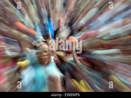 Stuttgart, Allemagne. 19 Juin, 2015. Déplacer les téléspectateurs qu'ils prennent part à une chorégraphie de groupe intitulée "Ball-Passing » au cours de l'activité de lancement de la 'Couleurs' dance festival à Stuttgart, Allemagne, 19 juin 2015. Le festival présente plusieurs chorégraphies de nombreuses compagnies de danse, en plus des ateliers pour amateurs et professionnels. Photo : Bernd Weissbrod/dpa/Alamy Live News Banque D'Images