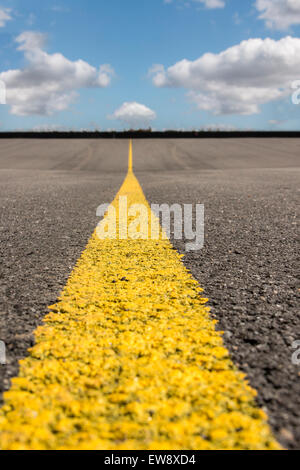 Voir l'horizon de la texture de la route avec une bande jaune. Banque D'Images