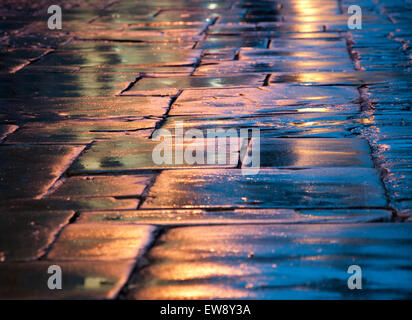 Traduit de pluie sur la chaussée à Newark on Trent, Lancashire England UK Banque D'Images