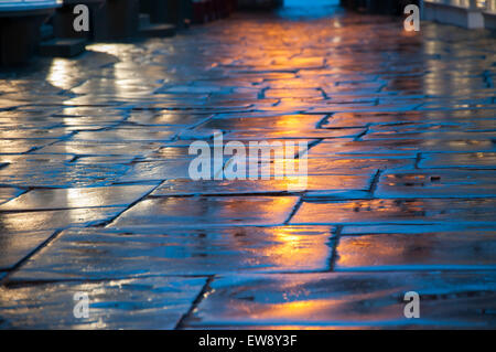 Traduit de pluie sur la chaussée à Newark on Trent, Lancashire England UK Banque D'Images