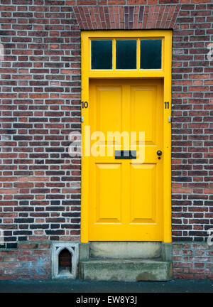 Porte jaune peint de couleurs vives, sur une rue à Newark on Trent, Lancashire England UK Banque D'Images