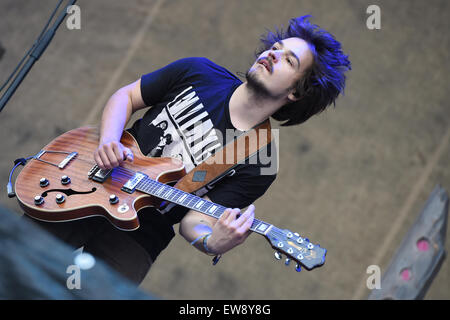 Neuhausen ob Eck, Allemagne, 19 juin, 2015.Clemens Rehbein, chanteur du groupe 'Milky Chance" joue sur la scène, le premier jour de la Southside Festival à Neuhausen ob Eck, Allemagne, 19 juin 2015. Autour de 60 000 visiteurs sont attendus pour assister au festival qui a eu lieu du 19 juin au 21 juin 2015. Photo : Felix Kaestle/dpa dpa : Crédit photo alliance/Alamy Live News Banque D'Images