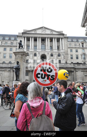 Londres, Royaume-Uni. 20 Juin, 2015. Des milliers de personnes participent à une marche anti-austérité et de démonstration dans le centre de Londres. Banque D'Images