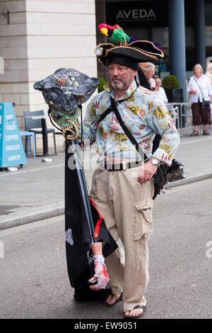 Homme portant masque avec perroquet perché sur son chapeau sur sa tête à Harry.jour, Cafe Poole en juin Crédit : Carolyn Jenkins/Alamy Live News Banque D'Images