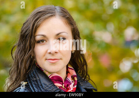 Portrait en gros plan d'une belle jeune fille à l'arrière-plan des Européens feuillage de l'automne Banque D'Images