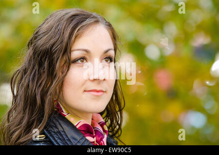 Portrait en gros plan d'une belle jeune fille à l'arrière-plan des Européens feuillage de l'automne Banque D'Images