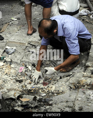 Sanaa, Yémen. 20 Juin, 2015. La police yéménite recueille des éléments de preuve à l'explosion site dans Sanaa, Yémen, le 20 juin 2015. Une mosquée contrôlée par le groupe chiite Houthi dans la capitale du Yémen, Sanaa, a été frappée par une voiture piégée samedi, tuant au moins trois personnes, un agent de sécurité a dit à Xinhua. Credit : Hani Ali/Xinhua/Alamy Live News Banque D'Images