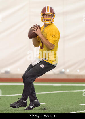 Redskins de Washington quarterback Kirk Cousins (8) participe à une activité de l'équipe organisée à OTA' Parc Redskins à Ashburn, en Virginie, le mercredi 3 juin 2015. Credit : Ron Sachs/CNP - AUCUN FIL SERVICE - Banque D'Images