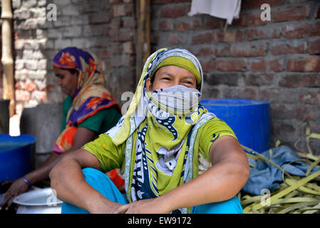 Manuel de travail des femmes du Bangladesh travaille dans une casserole en aluminium de décisions, chaque usine travail gagne que 300 taka (US$ 3,87) par jour à Dhaka, au Bangladesh. Le 20 juin, 2015 Banque D'Images