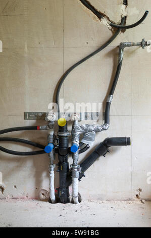 Plomberie inachevé / eau et raccords de purge à l'intérieur d'un chantier de construction (où l'évier de la cuisine va être) Banque D'Images